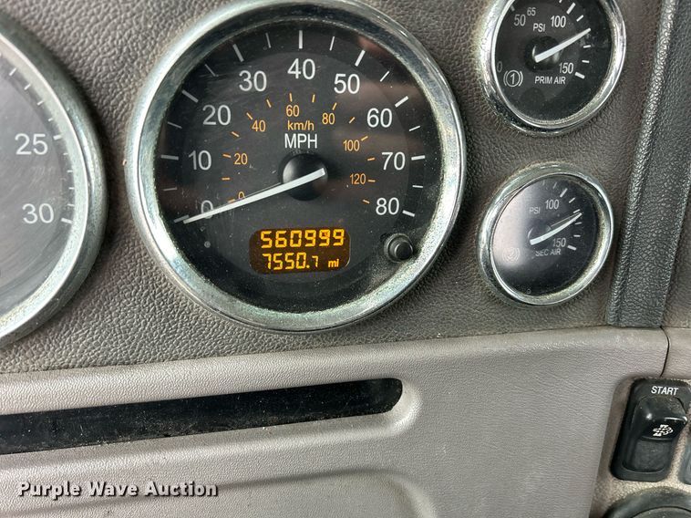 image for item DS0789 2012 Peterbilt  384 semi truck