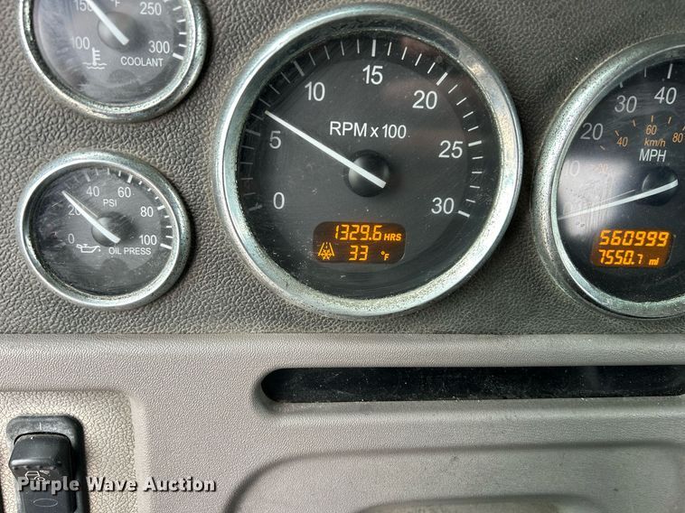 image for item DS0789 2012 Peterbilt  384 semi truck