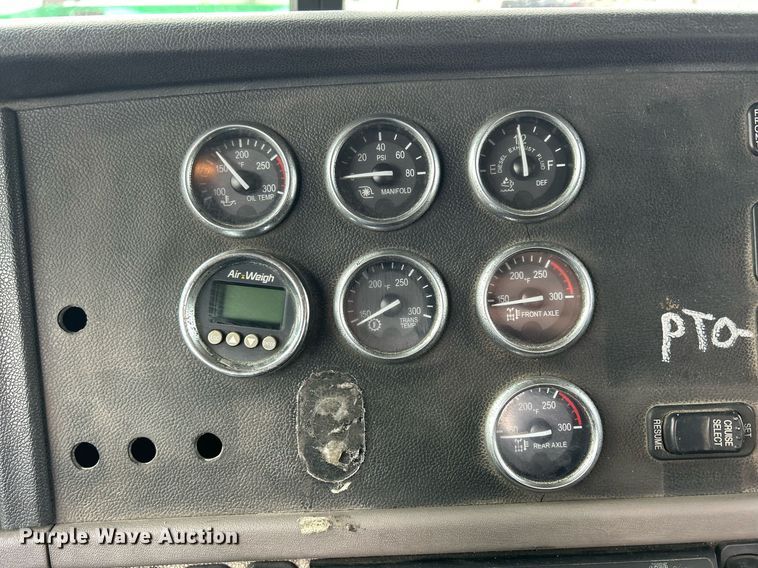 image for item DS0789 2012 Peterbilt  384 semi truck