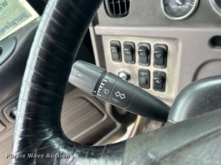 image for item DS0789 2012 Peterbilt  384 semi truck