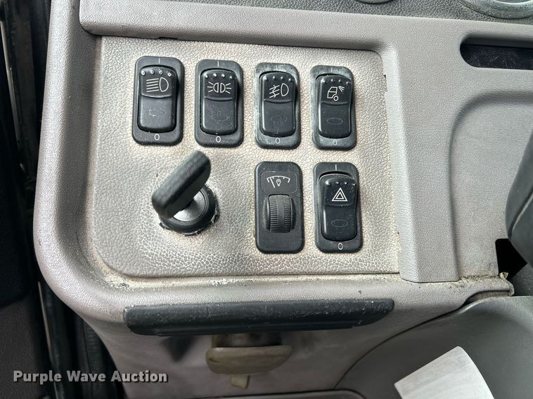 image for item DS0789 2012 Peterbilt  384 semi truck