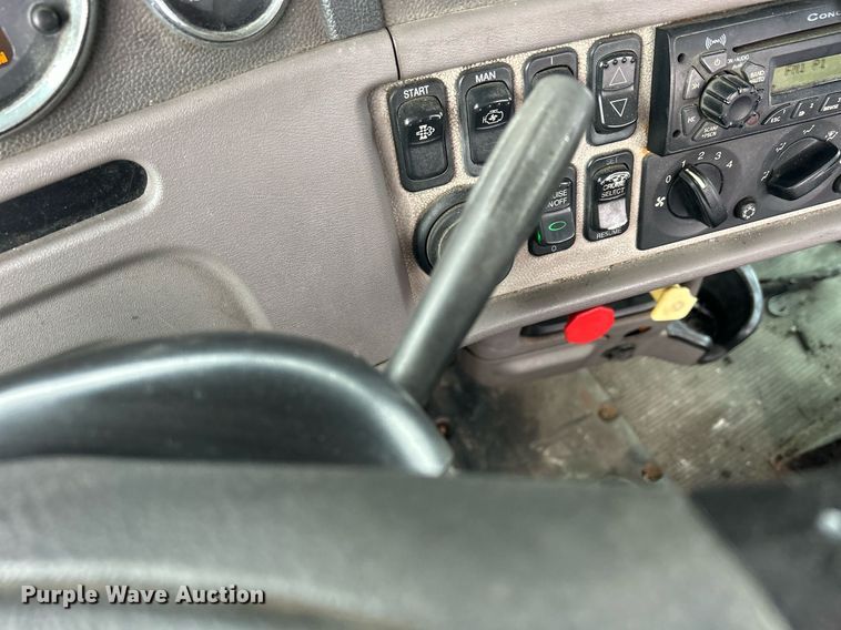 image for item DS0789 2012 Peterbilt  384 semi truck