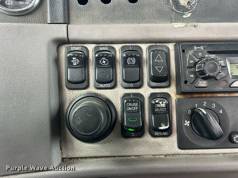 image for item DS0789 2012 Peterbilt  384 semi truck