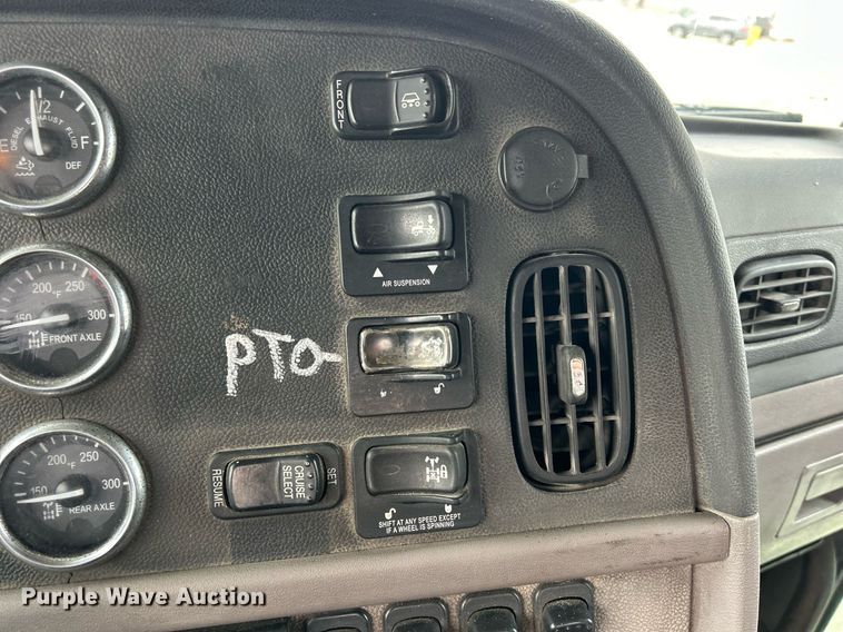 image for item DS0789 2012 Peterbilt  384 semi truck