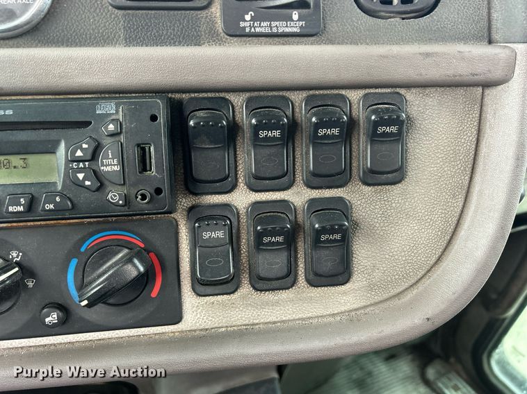 image for item DS0789 2012 Peterbilt  384 semi truck