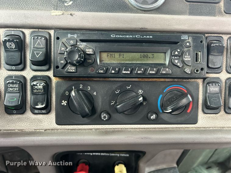 image for item DS0789 2012 Peterbilt  384 semi truck