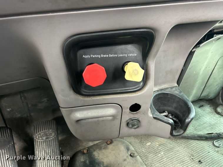 image for item DS0789 2012 Peterbilt  384 semi truck