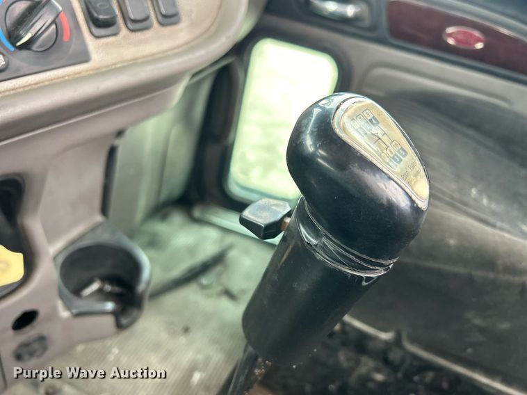 image for item DS0789 2012 Peterbilt  384 semi truck