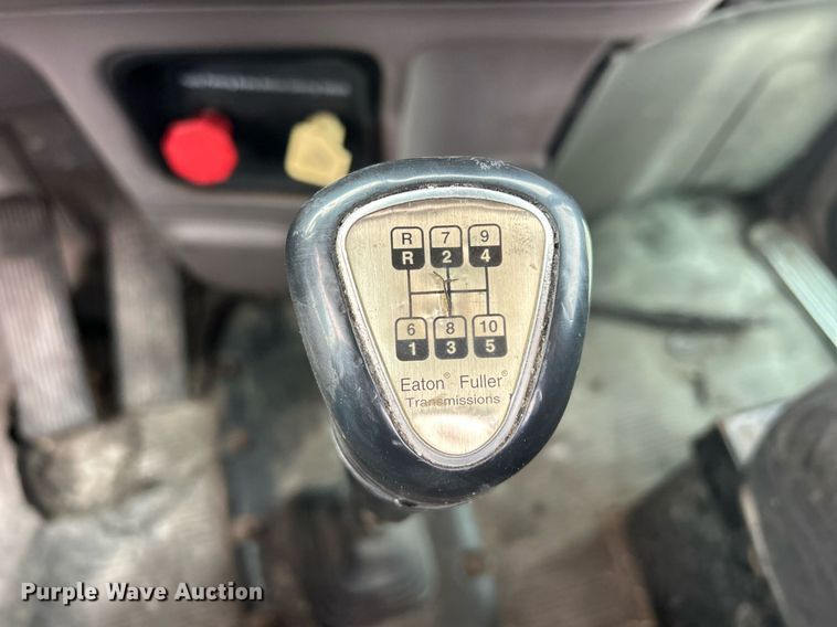 image for item DS0789 2012 Peterbilt  384 semi truck