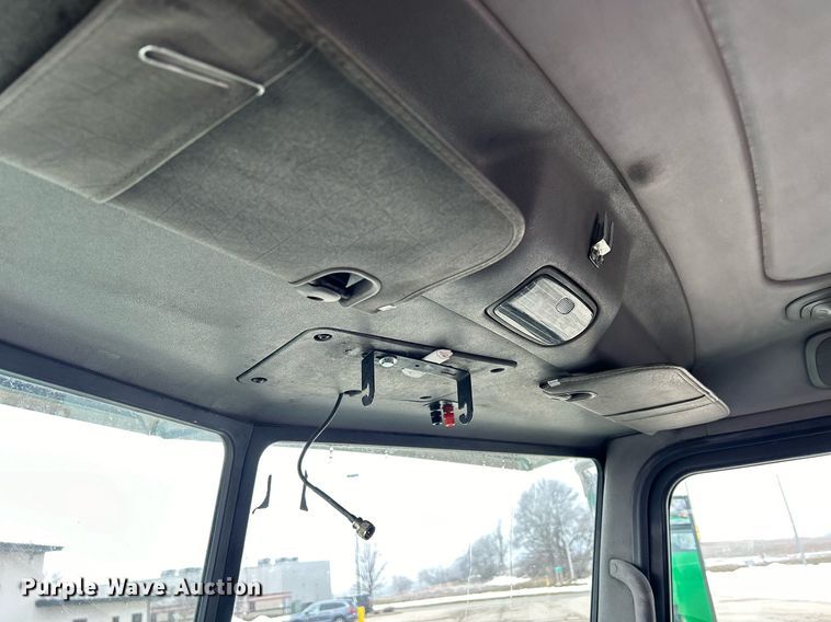 image for item DS0789 2012 Peterbilt  384 semi truck