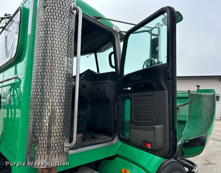 image for item DS0789 2012 Peterbilt  384 semi truck