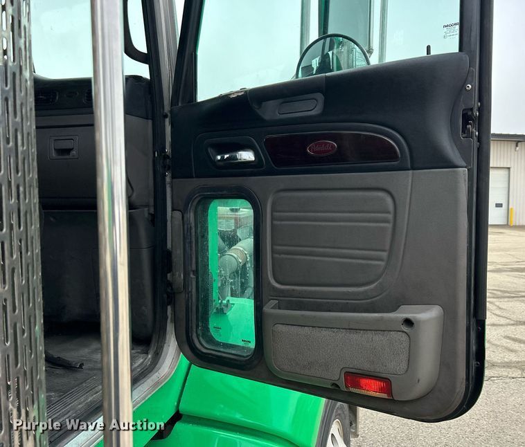 image for item DS0789 2012 Peterbilt  384 semi truck