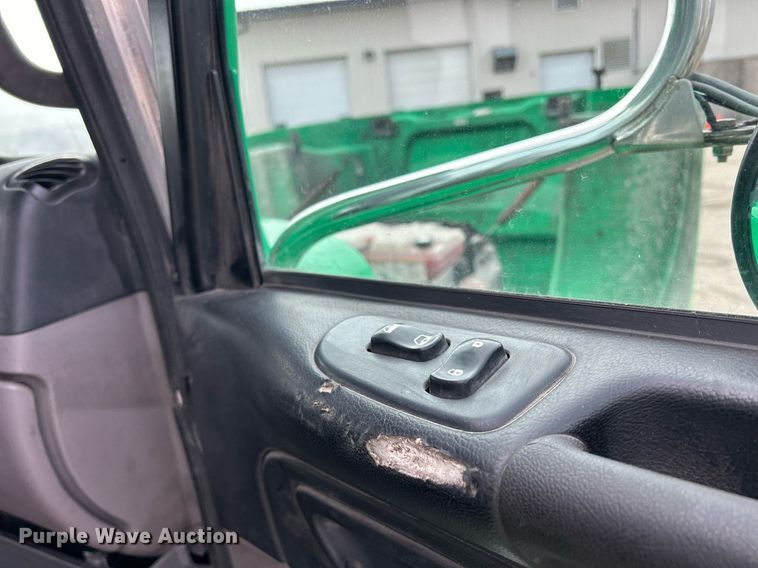 image for item DS0789 2012 Peterbilt  384 semi truck