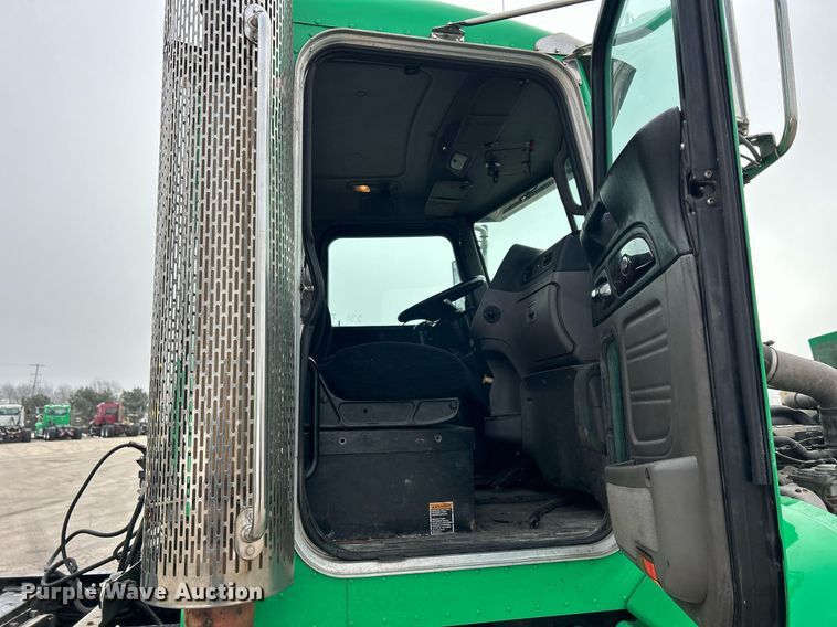 image for item DS0789 2012 Peterbilt  384 semi truck