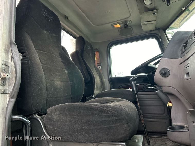 image for item DS0789 2012 Peterbilt  384 semi truck