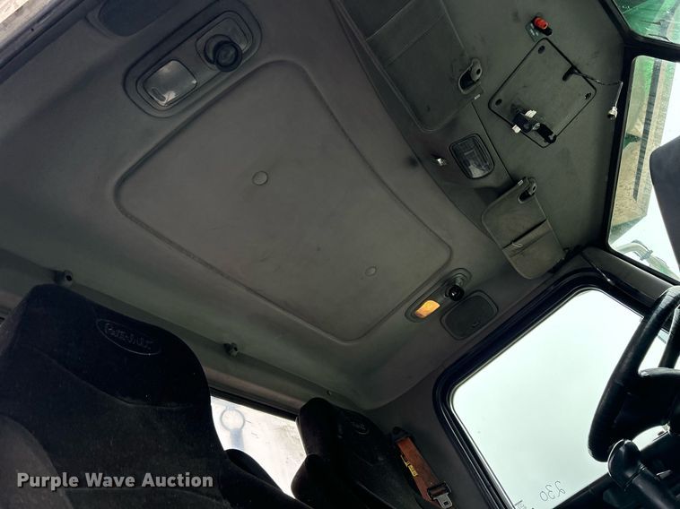 image for item DS0789 2012 Peterbilt  384 semi truck