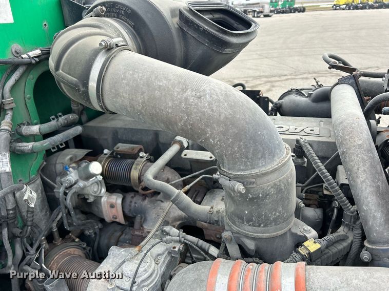 image for item DS0789 2012 Peterbilt  384 semi truck