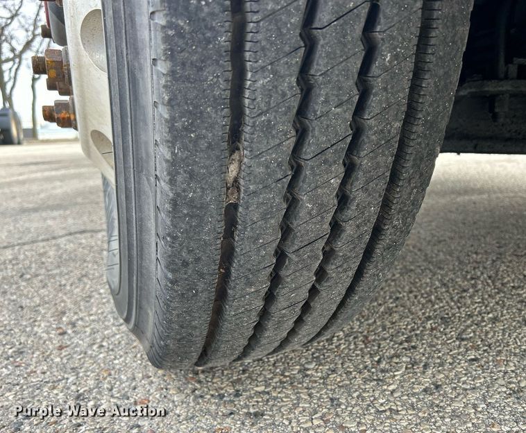 image for item DS0789 2012 Peterbilt  384 semi truck