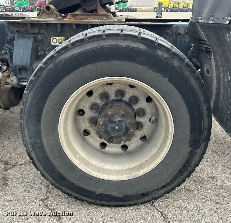 image for item DS0789 2012 Peterbilt  384 semi truck