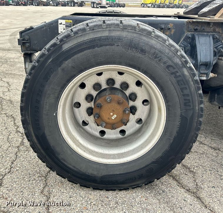 image for item DS0789 2012 Peterbilt  384 semi truck