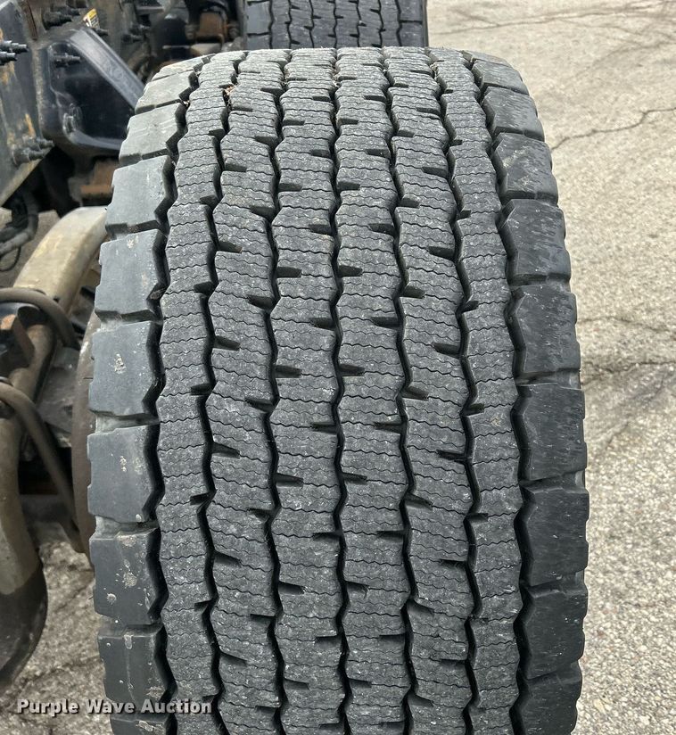 image for item DS0789 2012 Peterbilt  384 semi truck