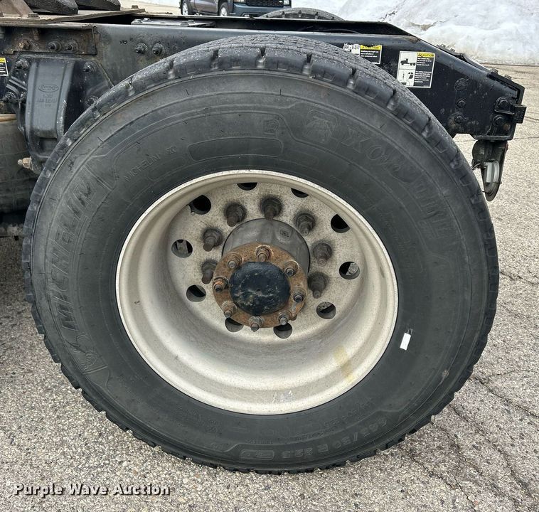 image for item DS0789 2012 Peterbilt  384 semi truck