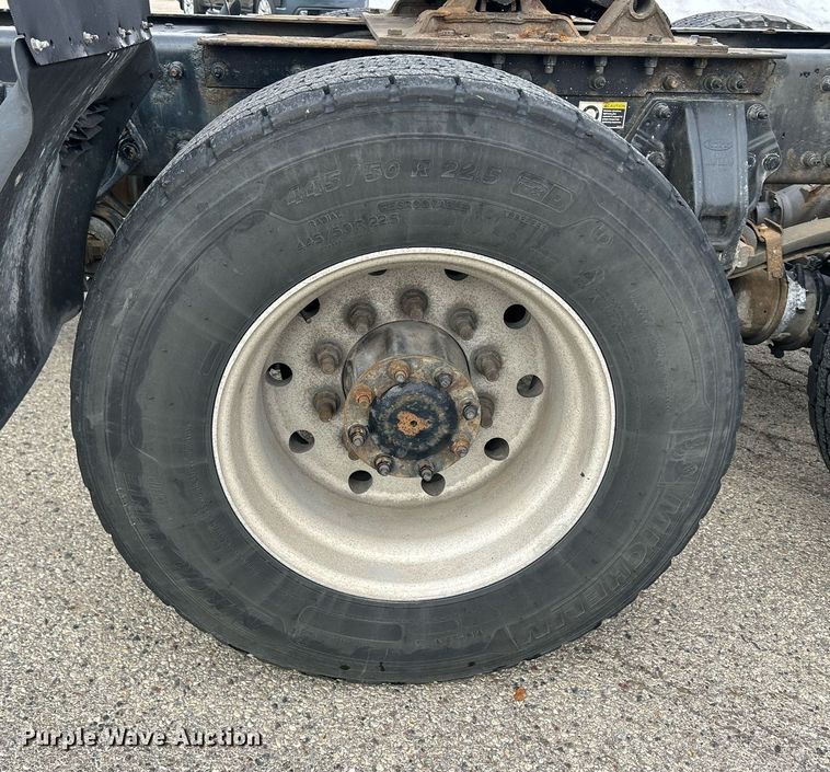 image for item DS0789 2012 Peterbilt  384 semi truck