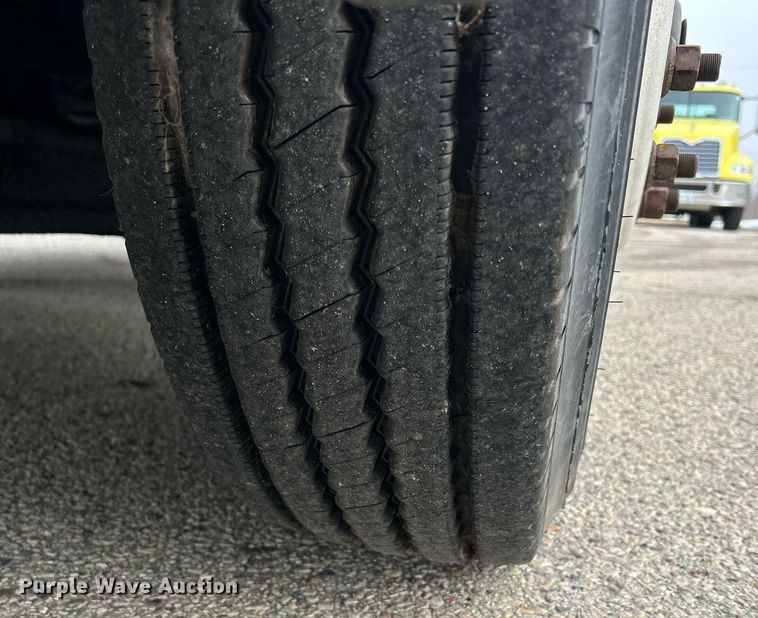 image for item DS0789 2012 Peterbilt  384 semi truck