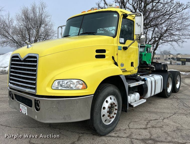 image for item DS0790 2012 Mack CXU613 semi truck