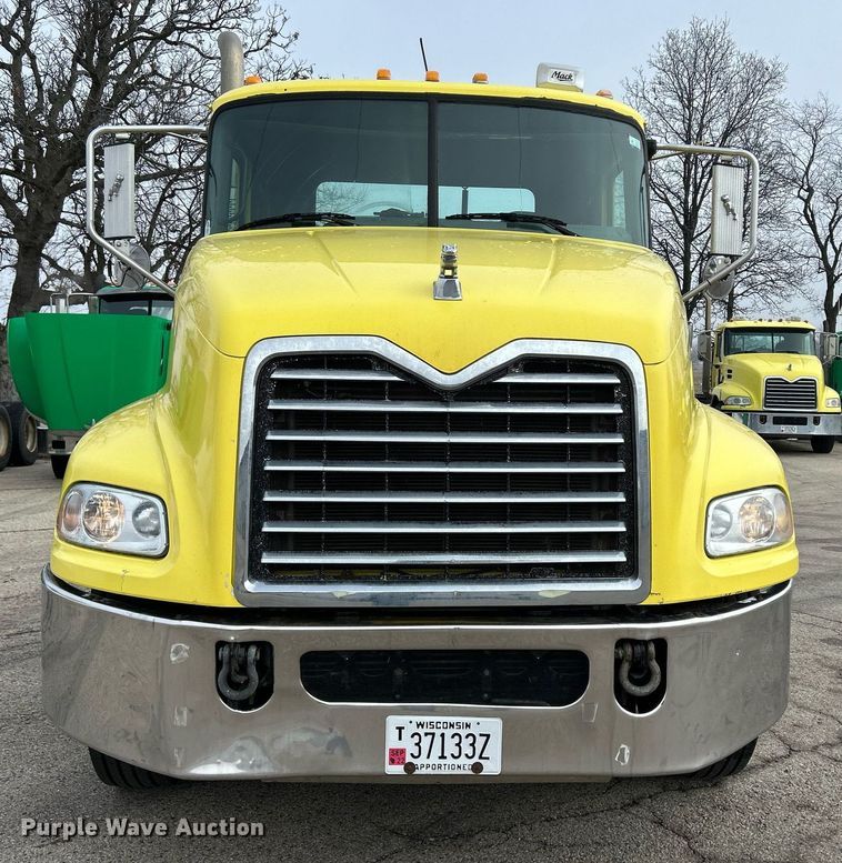 image for item DS0790 2012 Mack CXU613 semi truck