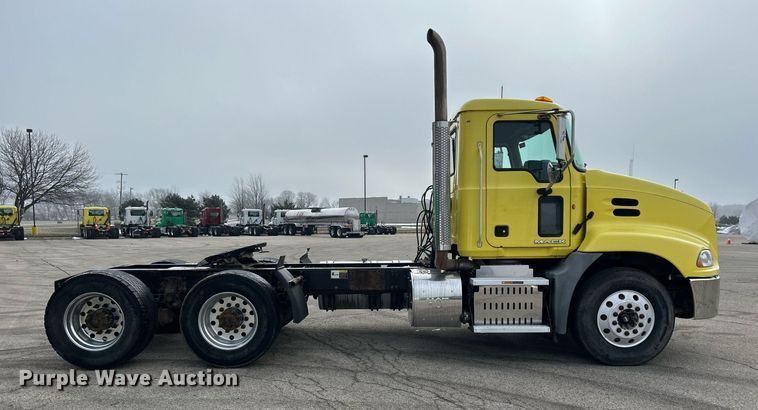 image for item DS0790 2012 Mack CXU613 semi truck