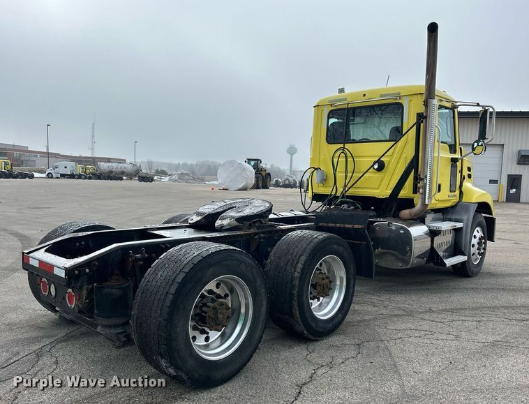 image for item DS0790 2012 Mack CXU613 semi truck