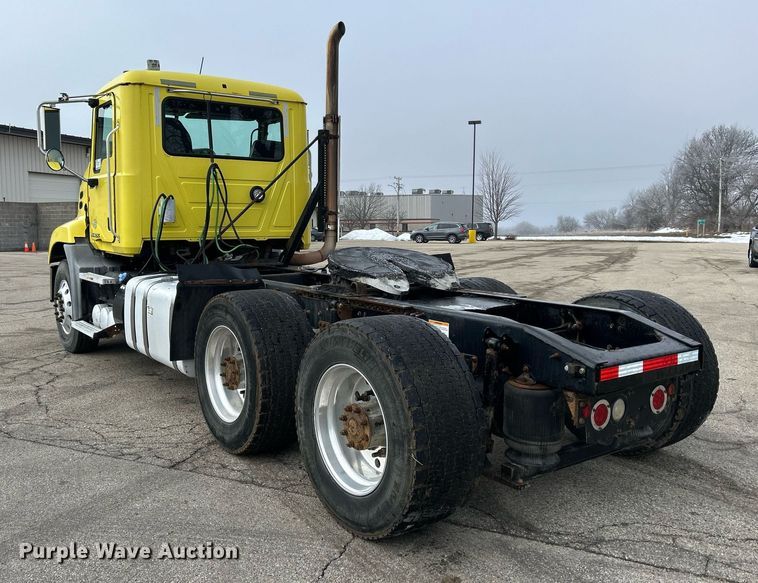 image for item DS0790 2012 Mack CXU613 semi truck
