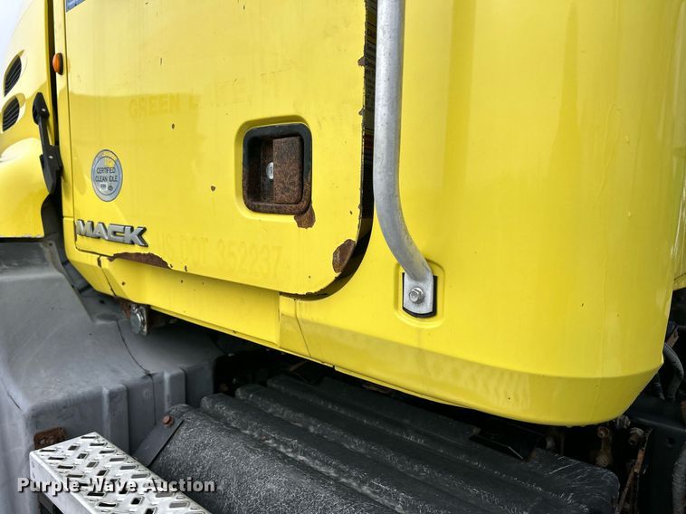 image for item DS0790 2012 Mack CXU613 semi truck