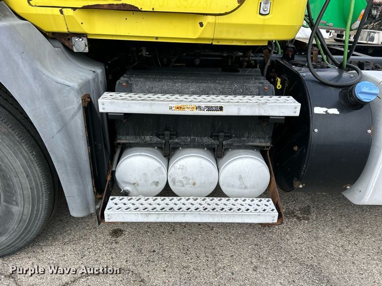 image for item DS0790 2012 Mack CXU613 semi truck