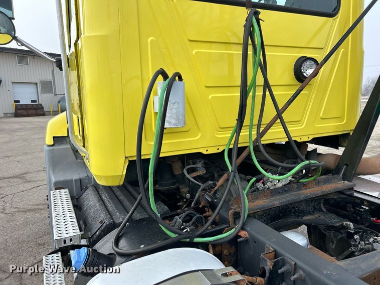 image for item DS0790 2012 Mack CXU613 semi truck