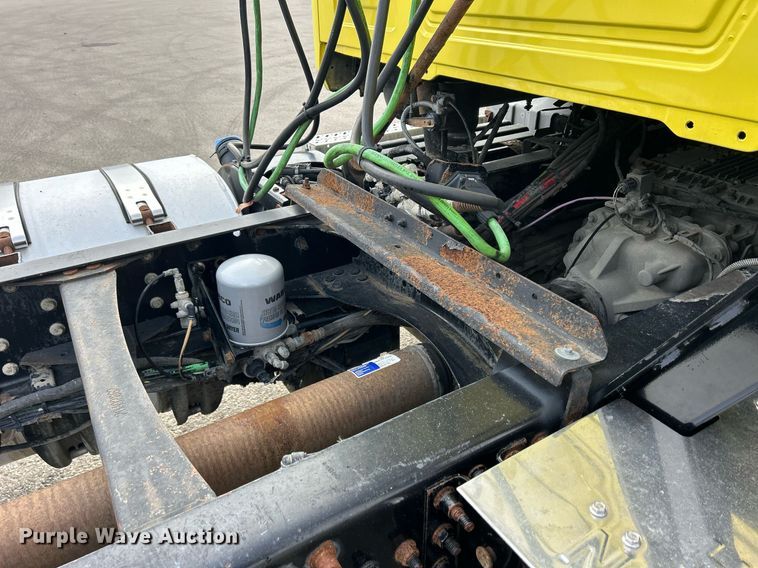 image for item DS0790 2012 Mack CXU613 semi truck