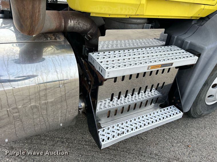 image for item DS0790 2012 Mack CXU613 semi truck