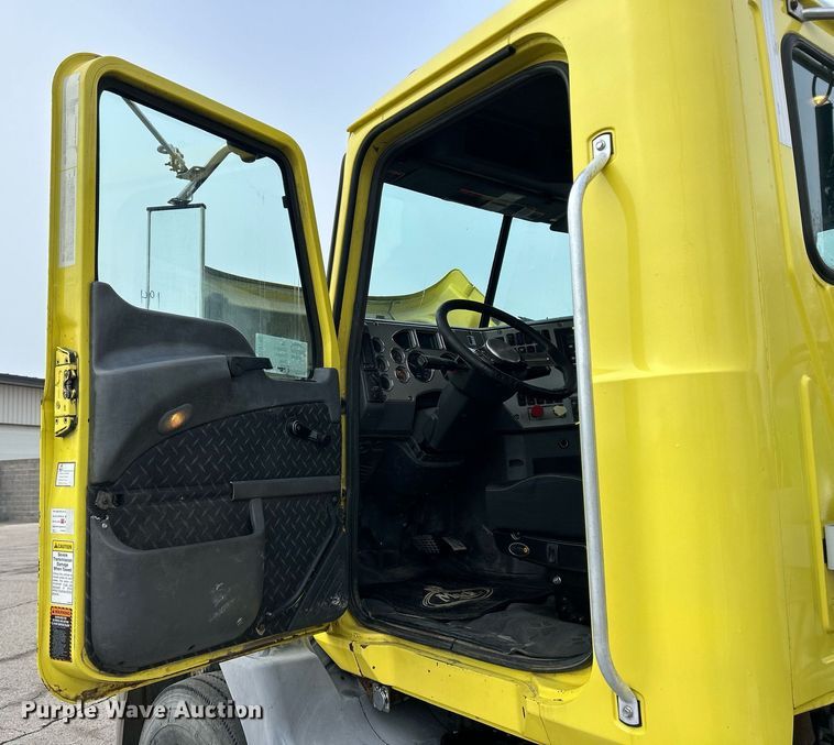 image for item DS0790 2012 Mack CXU613 semi truck