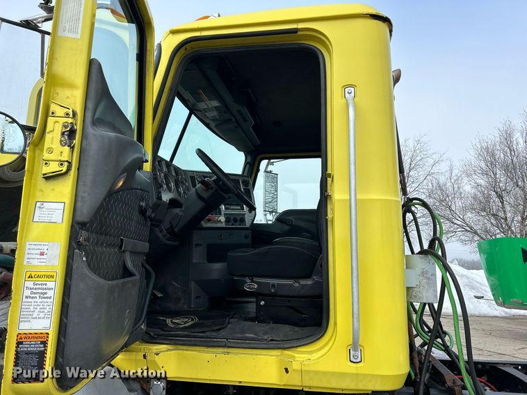 image for item DS0790 2012 Mack CXU613 semi truck