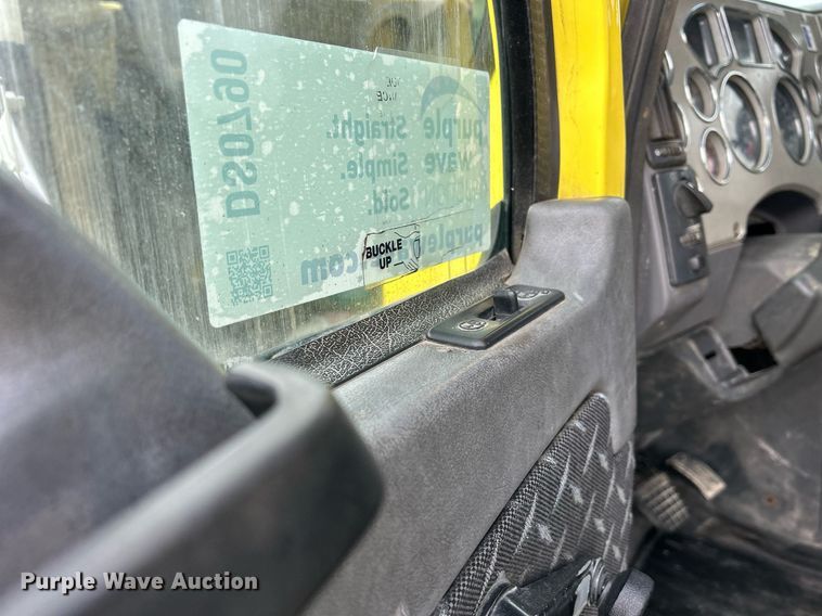 image for item DS0790 2012 Mack CXU613 semi truck