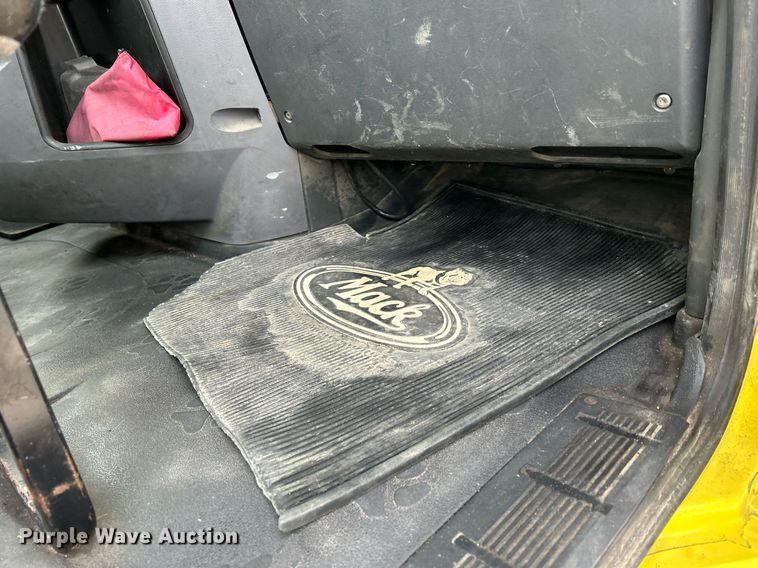 image for item DS0790 2012 Mack CXU613 semi truck