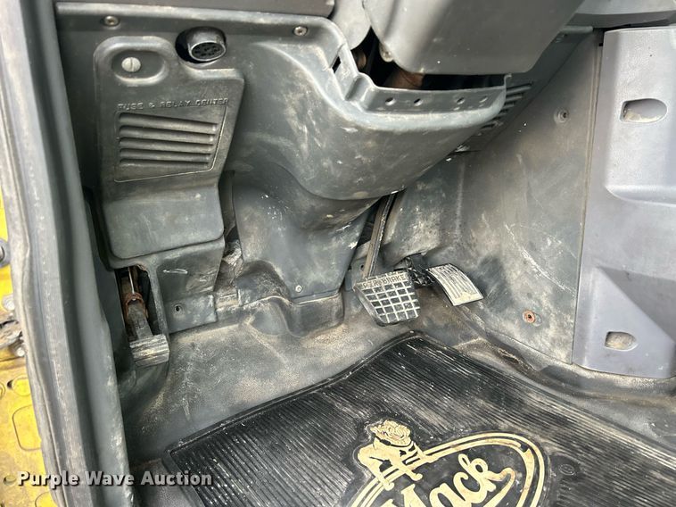 image for item DS0790 2012 Mack CXU613 semi truck