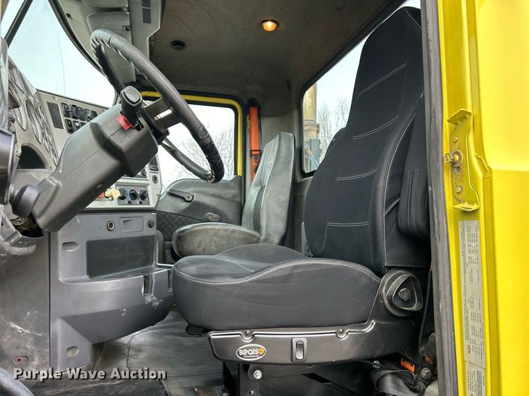 image for item DS0790 2012 Mack CXU613 semi truck