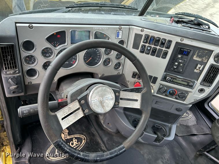 image for item DS0790 2012 Mack CXU613 semi truck