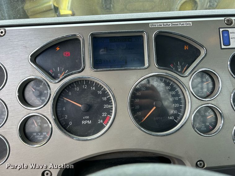 image for item DS0790 2012 Mack CXU613 semi truck