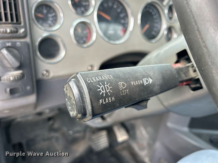 image for item DS0790 2012 Mack CXU613 semi truck