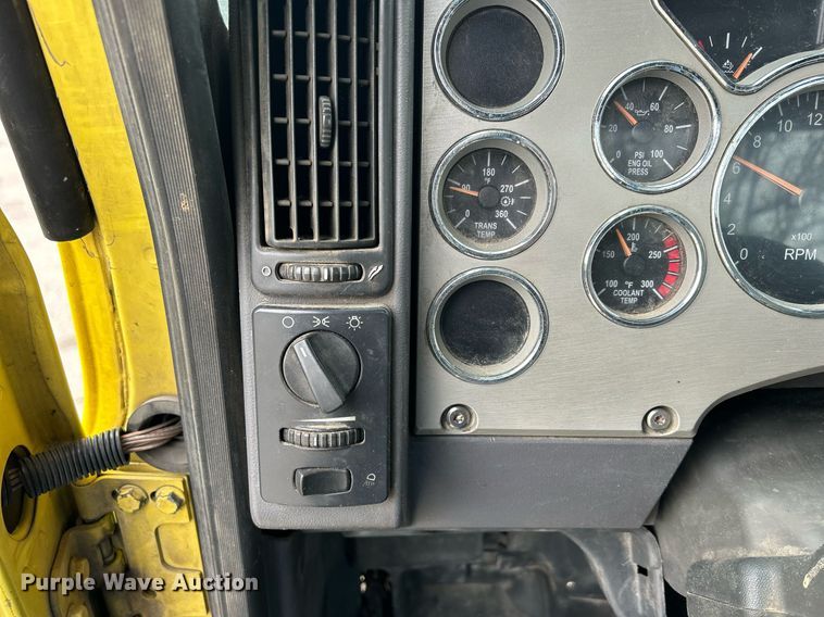 image for item DS0790 2012 Mack CXU613 semi truck