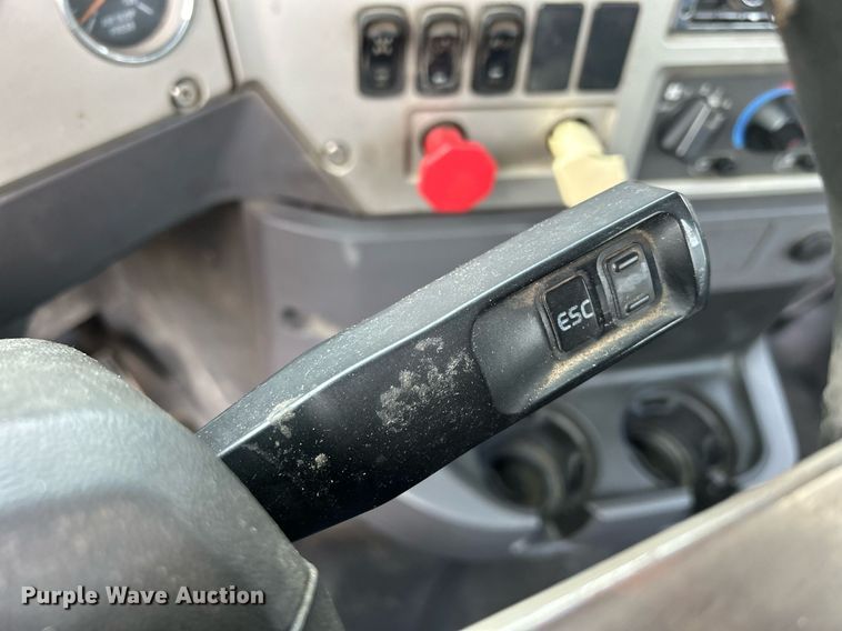 image for item DS0790 2012 Mack CXU613 semi truck