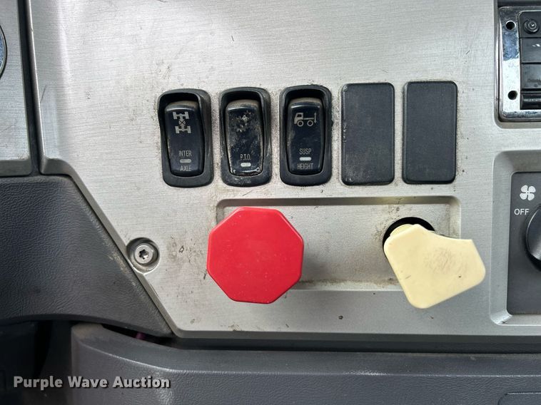 image for item DS0790 2012 Mack CXU613 semi truck